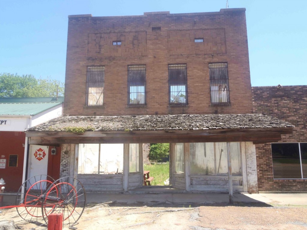 Bentoniadowntown_buildingmississippibluestravellersP50322331662×