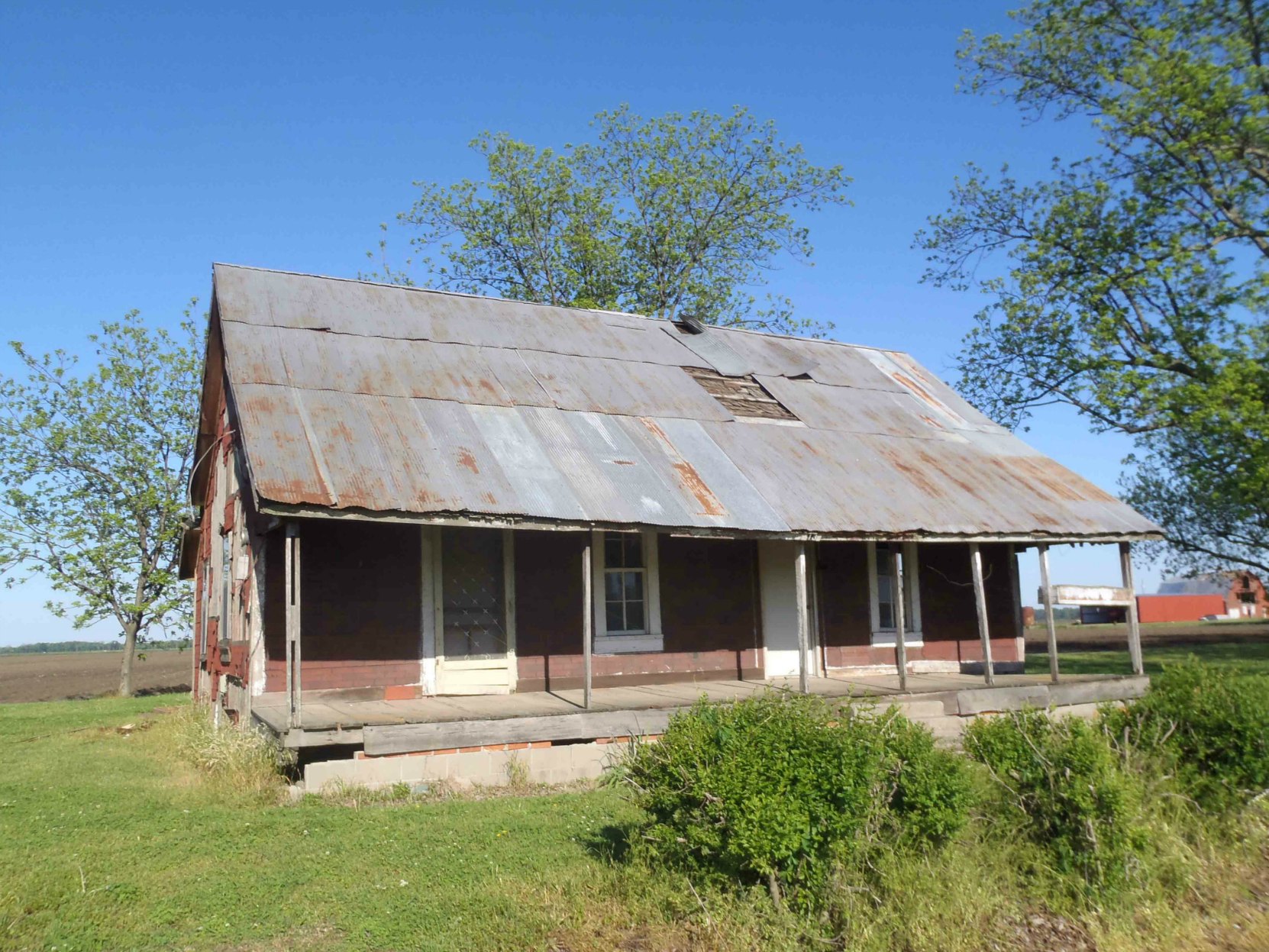This abandoned house on the highway between the Muddy Waters House site and the Stovall farms entrance gives some indication of farm housing at the time Muddy Waters lived at Stovall Farms.