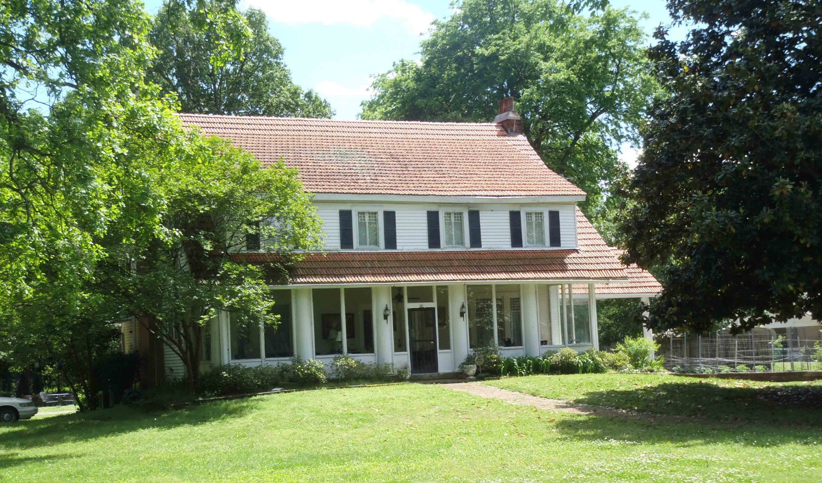 Local Moorhead residents told us that this house near "Where The Southern Cross The Dog" was once the home of Chester Ponds, who built the Yazoo Delta R.R. in 1897.