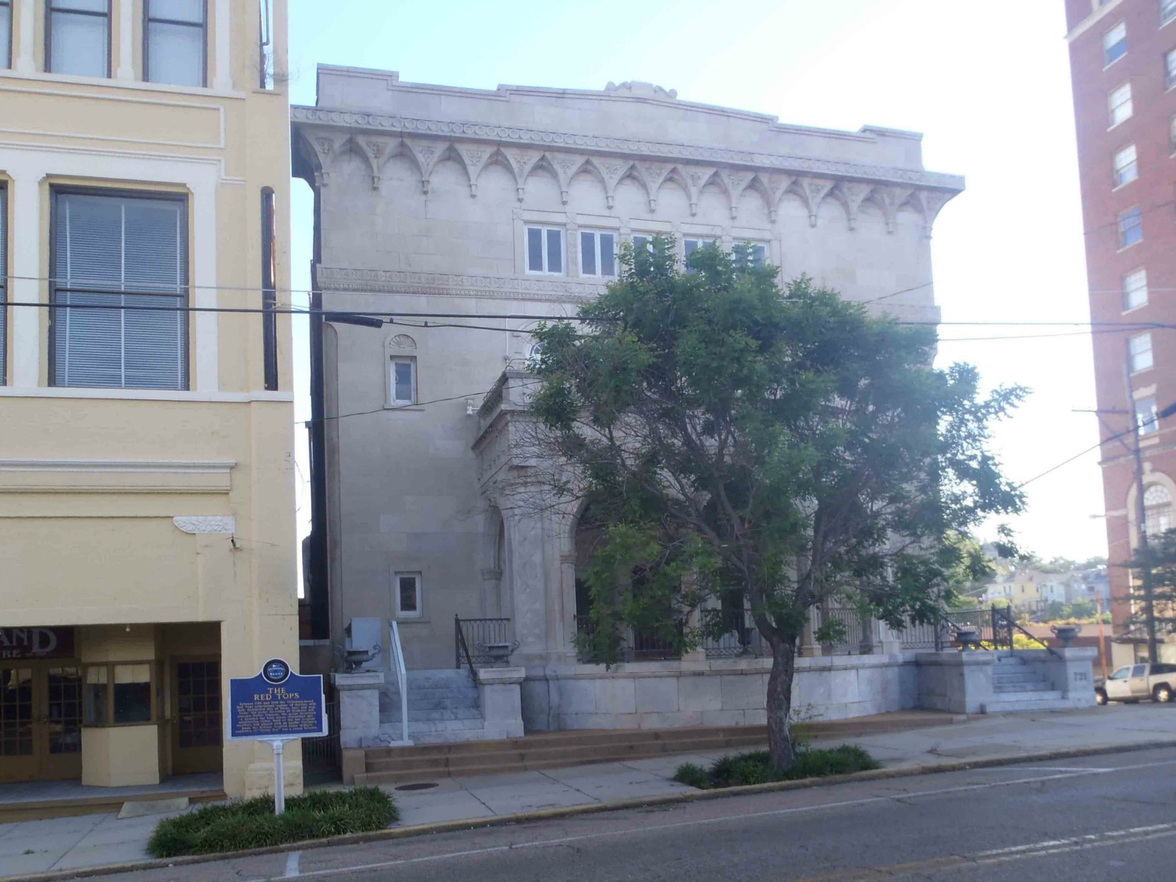 Mississippi Blues Trail marker for The Red Tops outside the B'nai B'rith Literary Club, Vicksburg, Mississippi